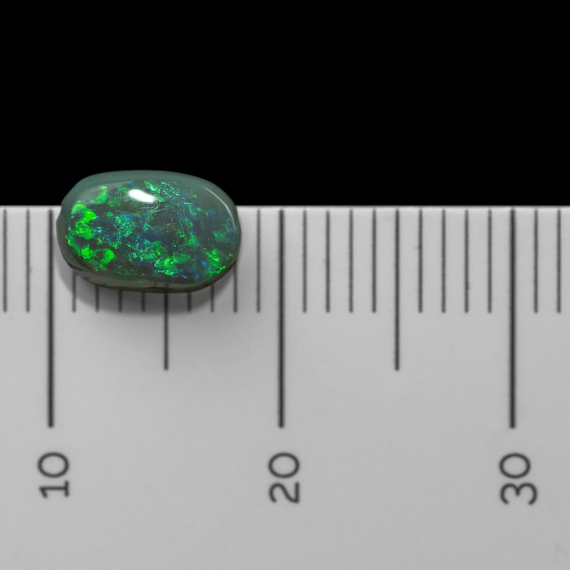 Cristal ovale d'opale sombre vert et bleu (0,7 ct) – Image 6