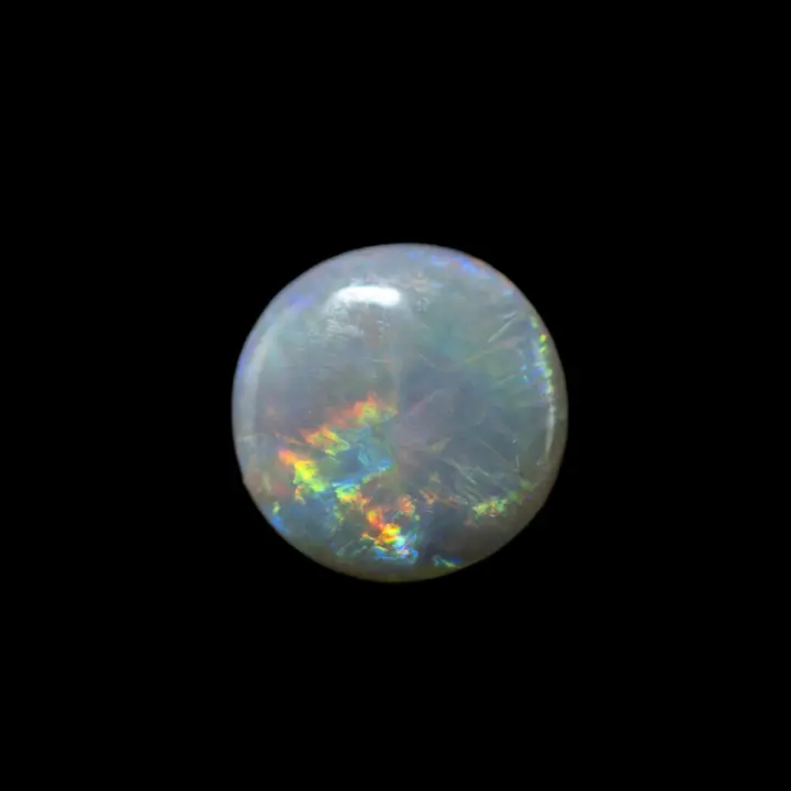Opale naturelle australienne des mines de Lightning Ridge, cercle de 0,9 carat d'opale sombre à brillances discrètement multicolores