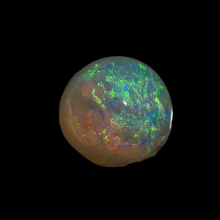 Opale naturelle australienne des mines de Lightning Ridge, demi sphère de 0,7 carat à brillance majoritairement verte et jaune