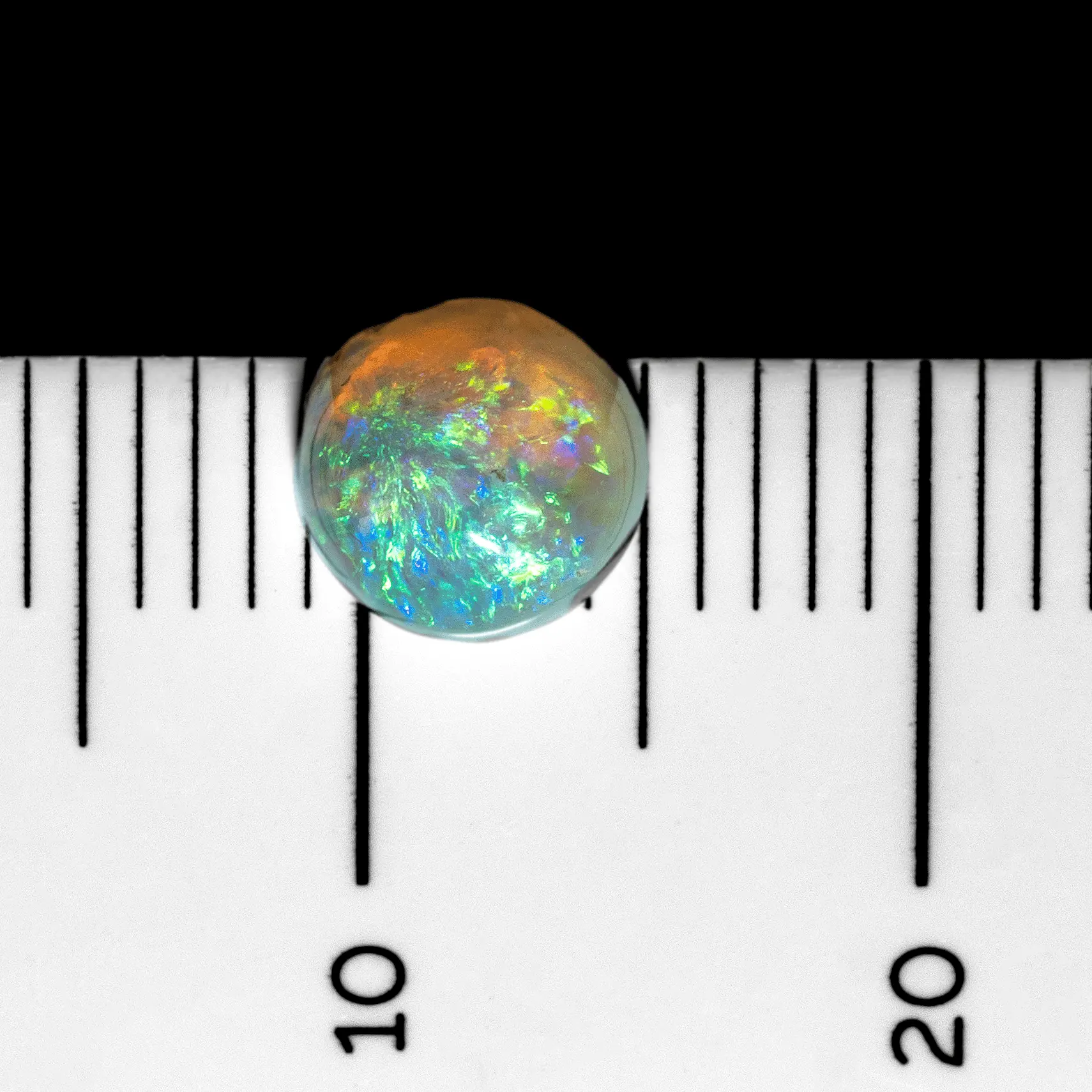 Demi sphère de cristal clair à couleurs dominantes verte et jaune (0,7 ct) – Image 5