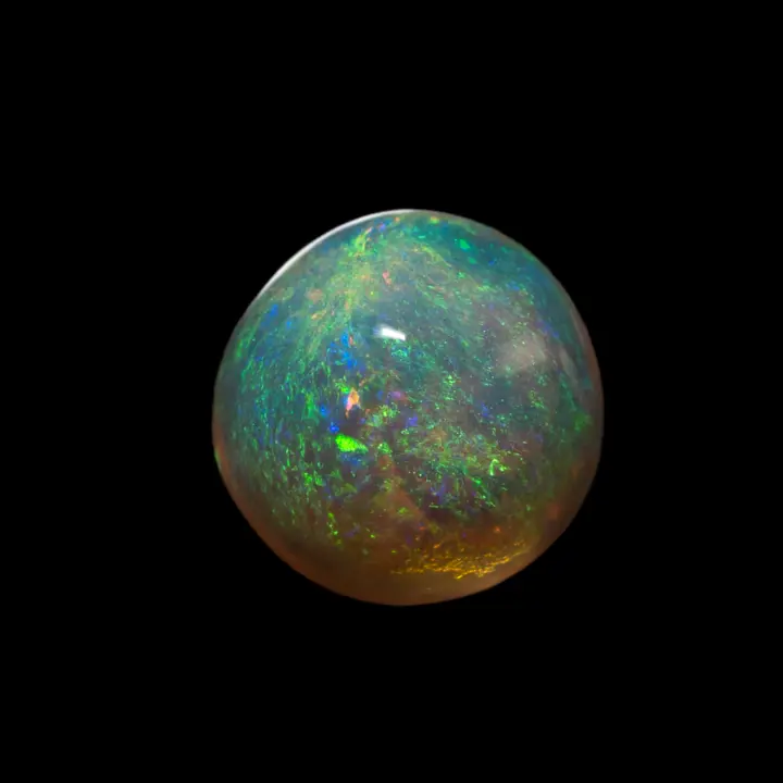 Opale naturelle australienne des mines Lightning Ridge, demi sphère brillante de 2,1 carats d'opale cristal clair, sa couleur diffractée majoritaire est le vert mais également le jaune et le bleu