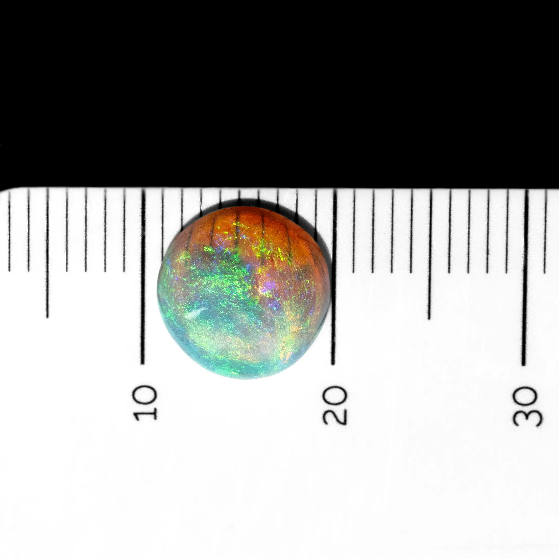 Half sphere of clear crystal with predominantly green lustre (2.1 cts) - Image 7