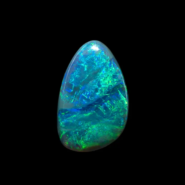 Opale naturelle australienne des mines de Lightning Ridge; grande opale noire de 5 carats, taillée en forme libre, à vagues colorées très brillantes vertes et bleu sombre