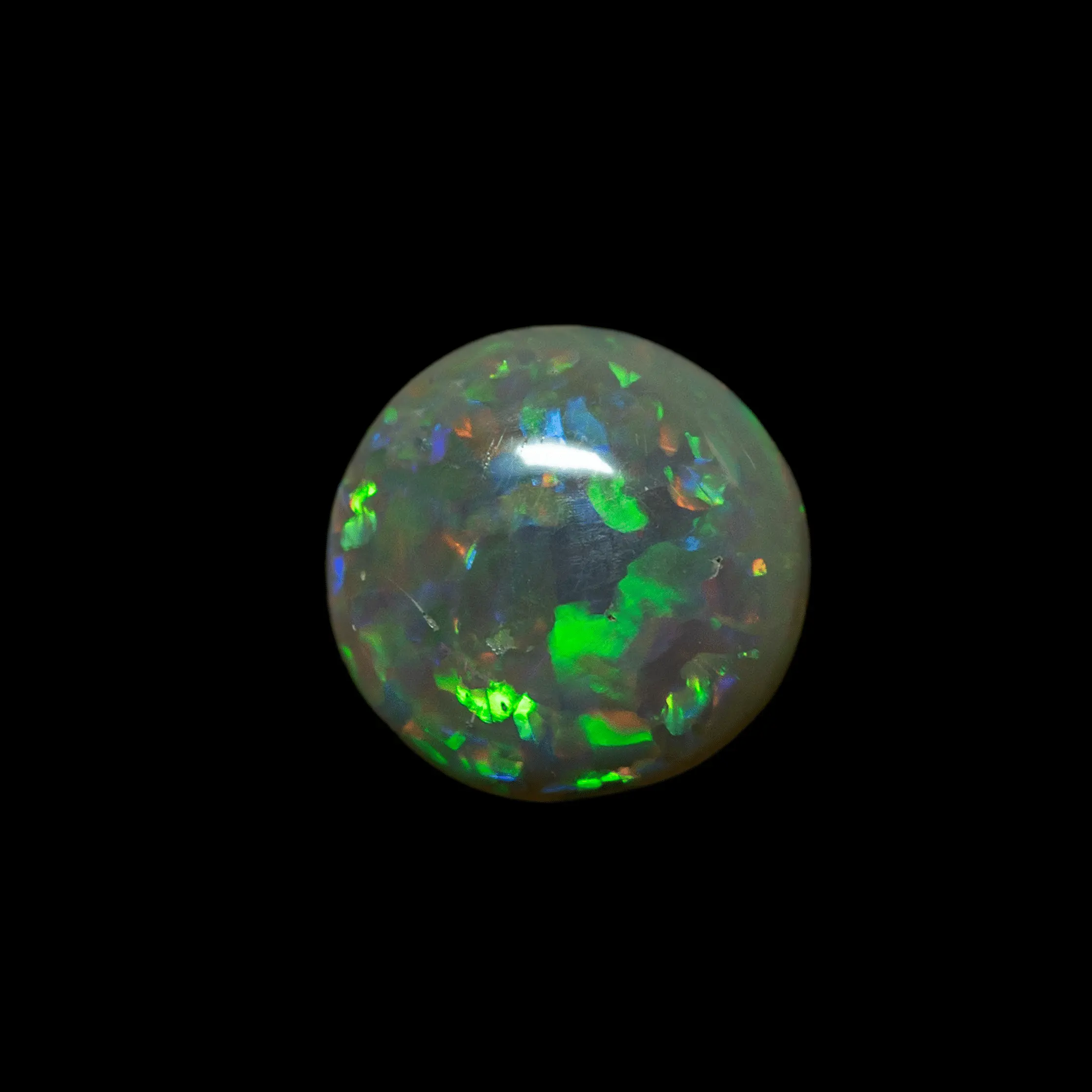 Dark opal round with mostly green and yellow colored chips (0.8 ct) - Image 3