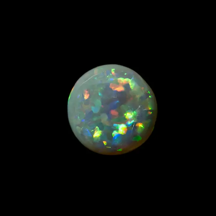 Opale naturelle australienne des mines de Lightning Ridge, rond d'opale sombre de 0,8 carat à éclats colorés larges verts, jaunes mais également oranges et jaunes