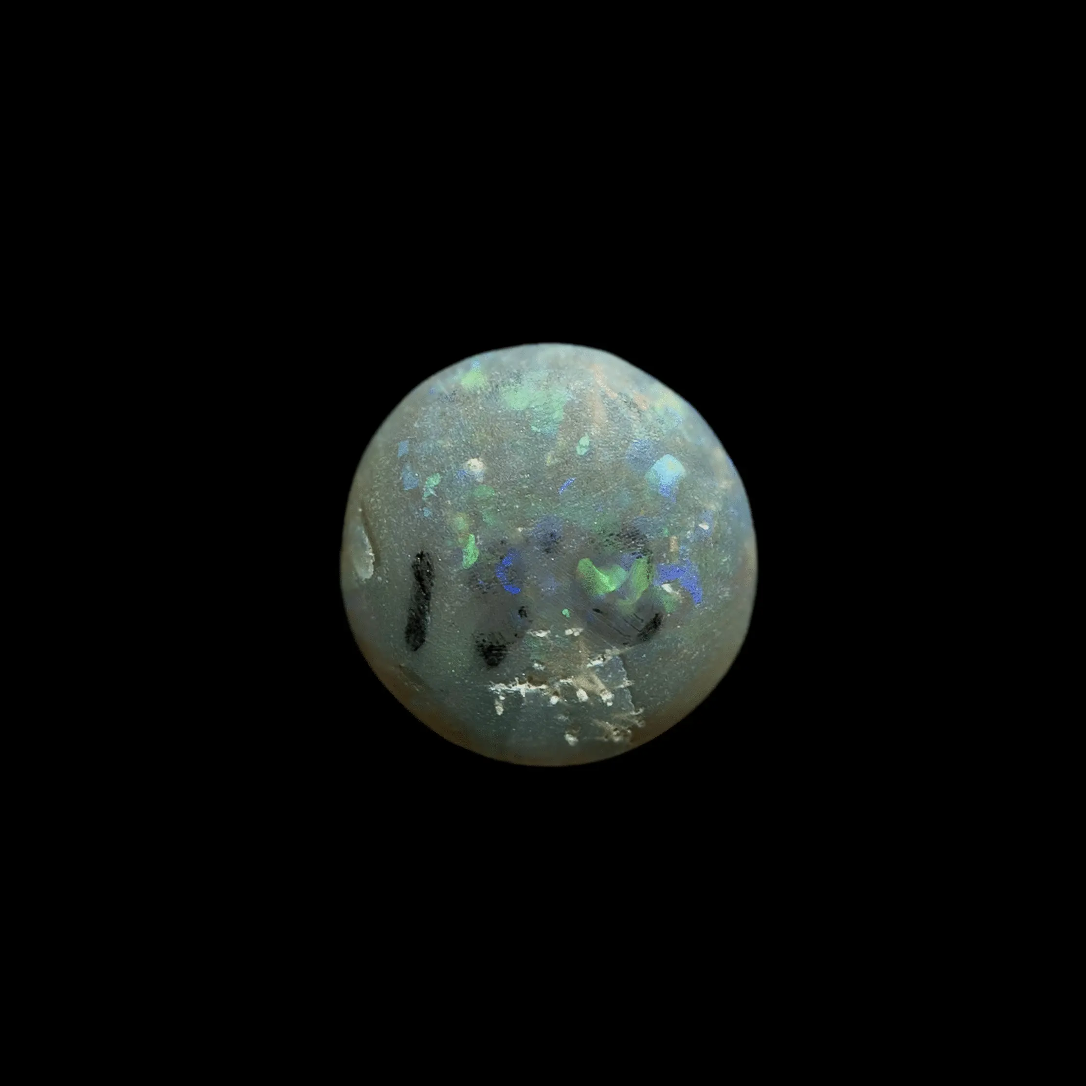 Dark opal round with mostly green and yellow colored chips (0.8 ct) - Image 6