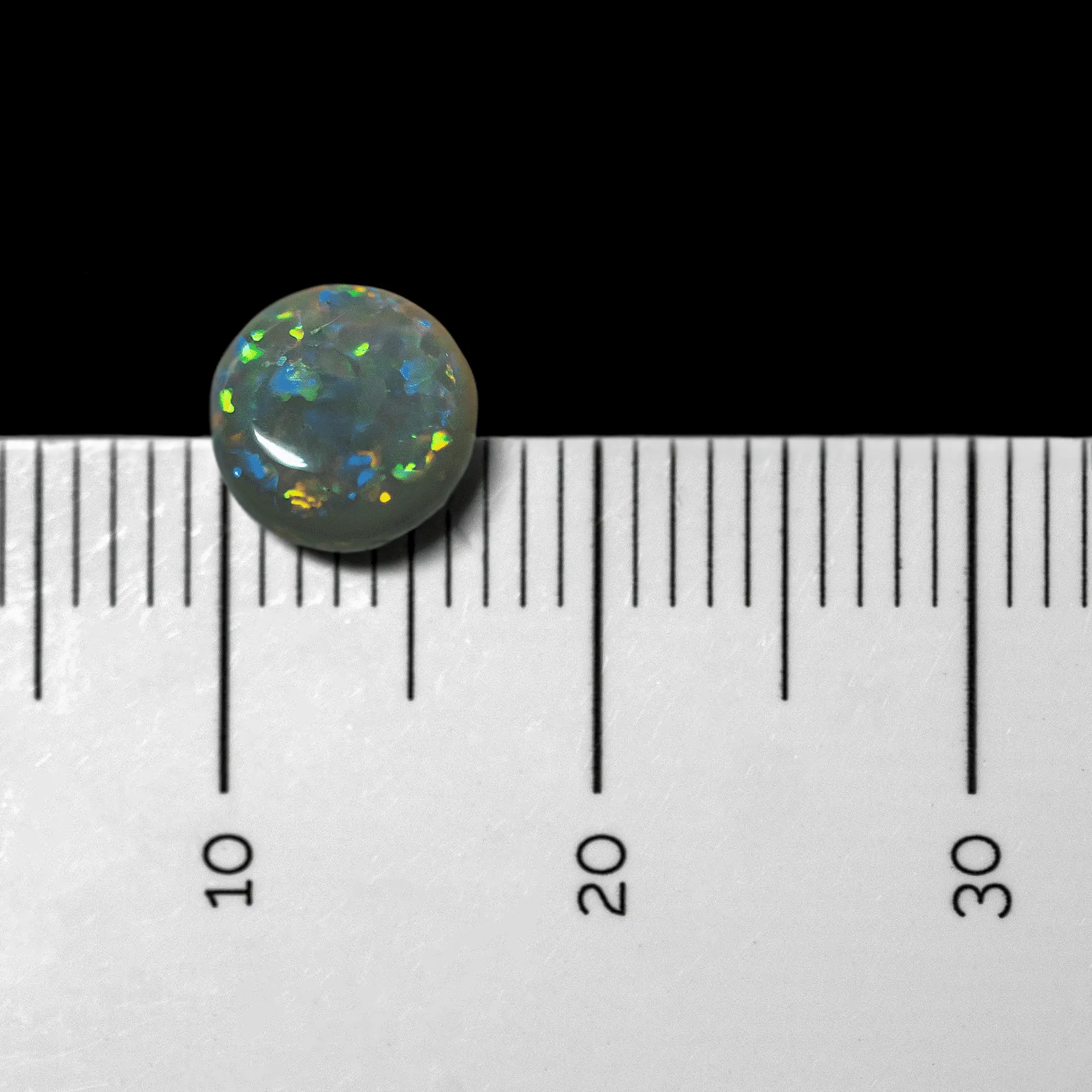 Dark opal round with mostly green and yellow colored chips (0.8 ct) - Image 7