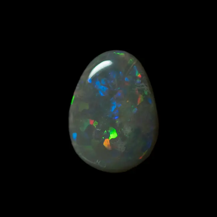 Opale naturelle australienne des mines de Lightning Ridge, cabochon en forme de goutte arrondie de 1,3 carat d'opale sombre à brillances vertes, violettes et rouges