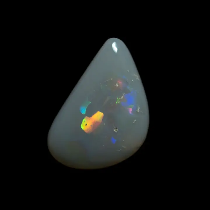 Opale naturelle australienne des mines de Lightning Ridge, forme libre intermédiaire entre le triangle et la goutte de 2,2 carats à éclats verts et violets