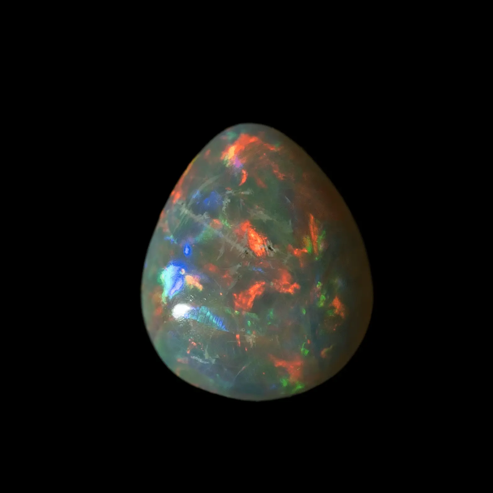 Opale naturelle australienne des mines de Lightning Ridge, taillée en forme intermédiaire entre la goutte et la poire de 0,8 carat d'opale claire; brillances à dominante rouges et oranges