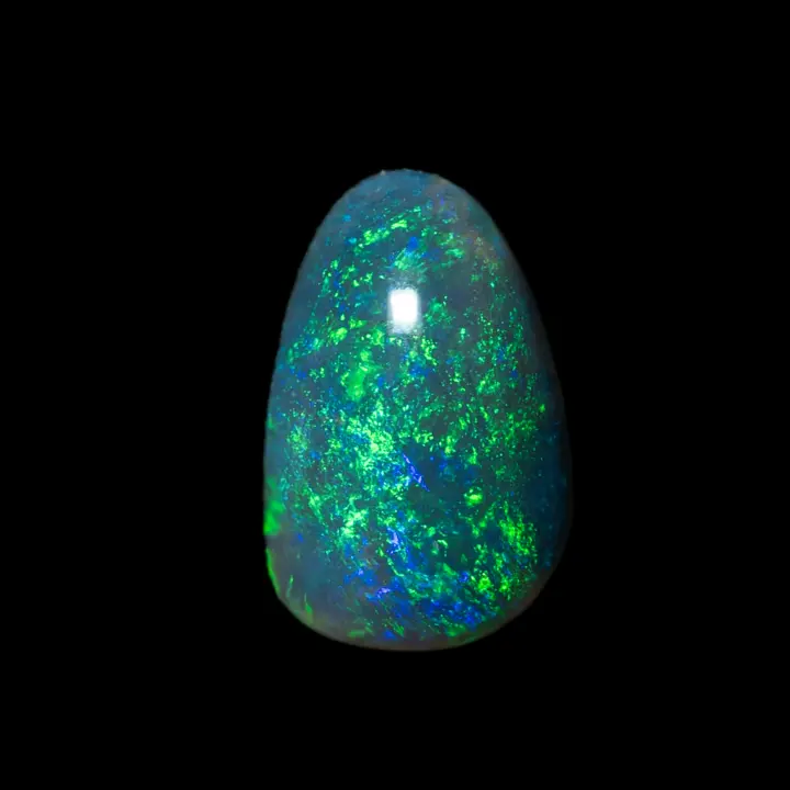 Opale naturelle australienne des mines de Lightning Ridge, 1,1 carat d'opale noire taillée en forme libre, polie sur une face et à brillance majoritairement verte ponctuée de violet