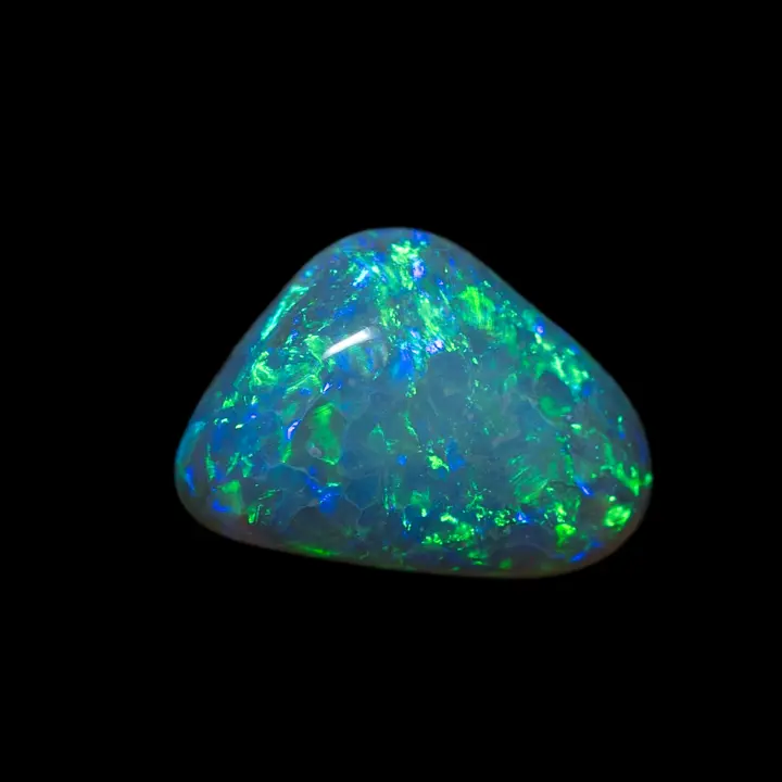Opale naturelle australienne des mines de Lightning Ridge, forme libre évoquant un triangle de 0,6 carat de cristal sombre à brillances majoritairement vertes additionnées de bleu pourpré
