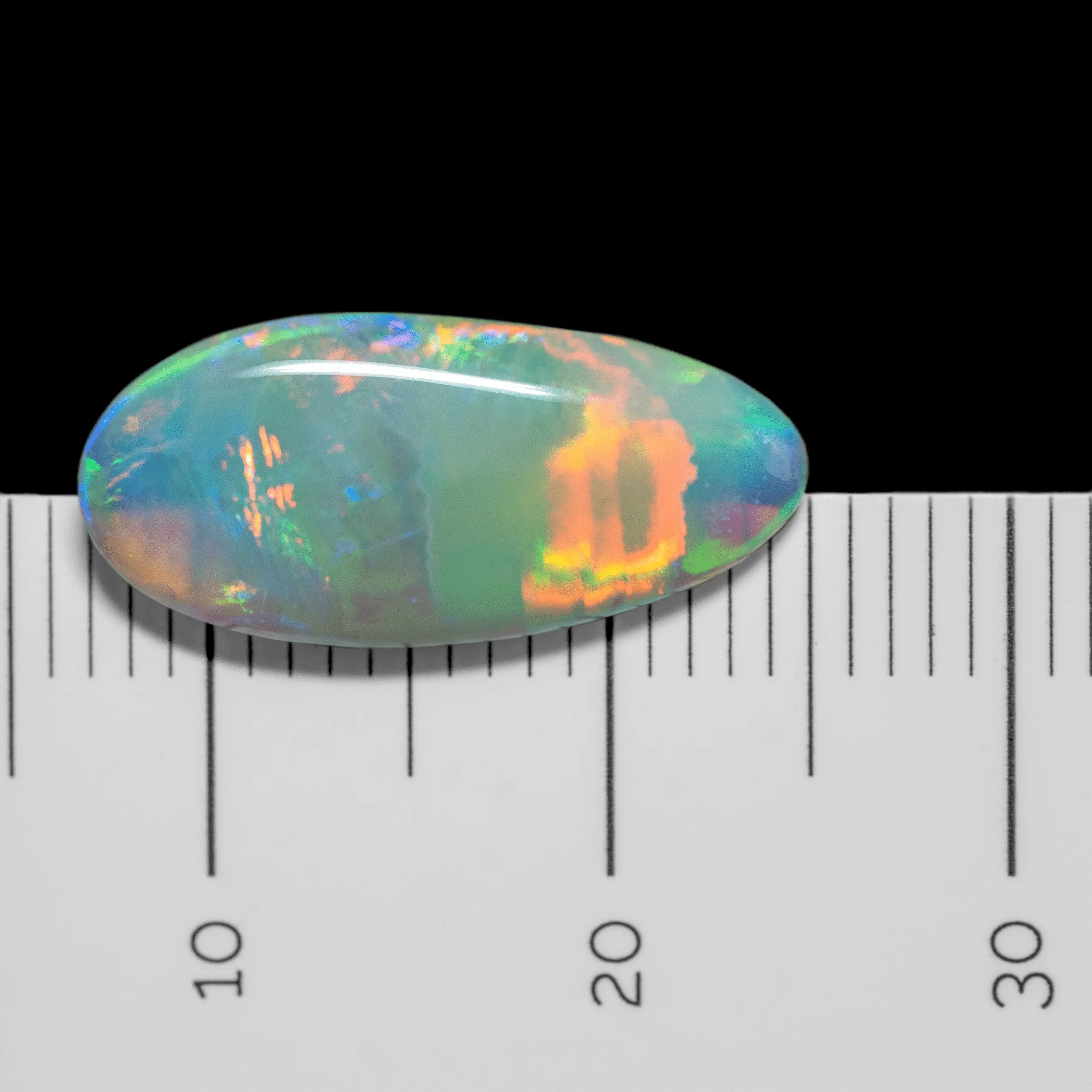 Cabochon en navette d'opale claire à compartiments très colorés et iridescents (2,7 cts) – Image 7