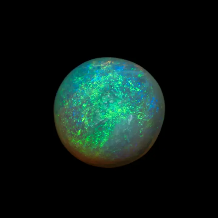 Opale naturelle australienne des mines de Lightning Ridge, 0,5 carat en demi sphère d'opale claire cristal à dominante verte