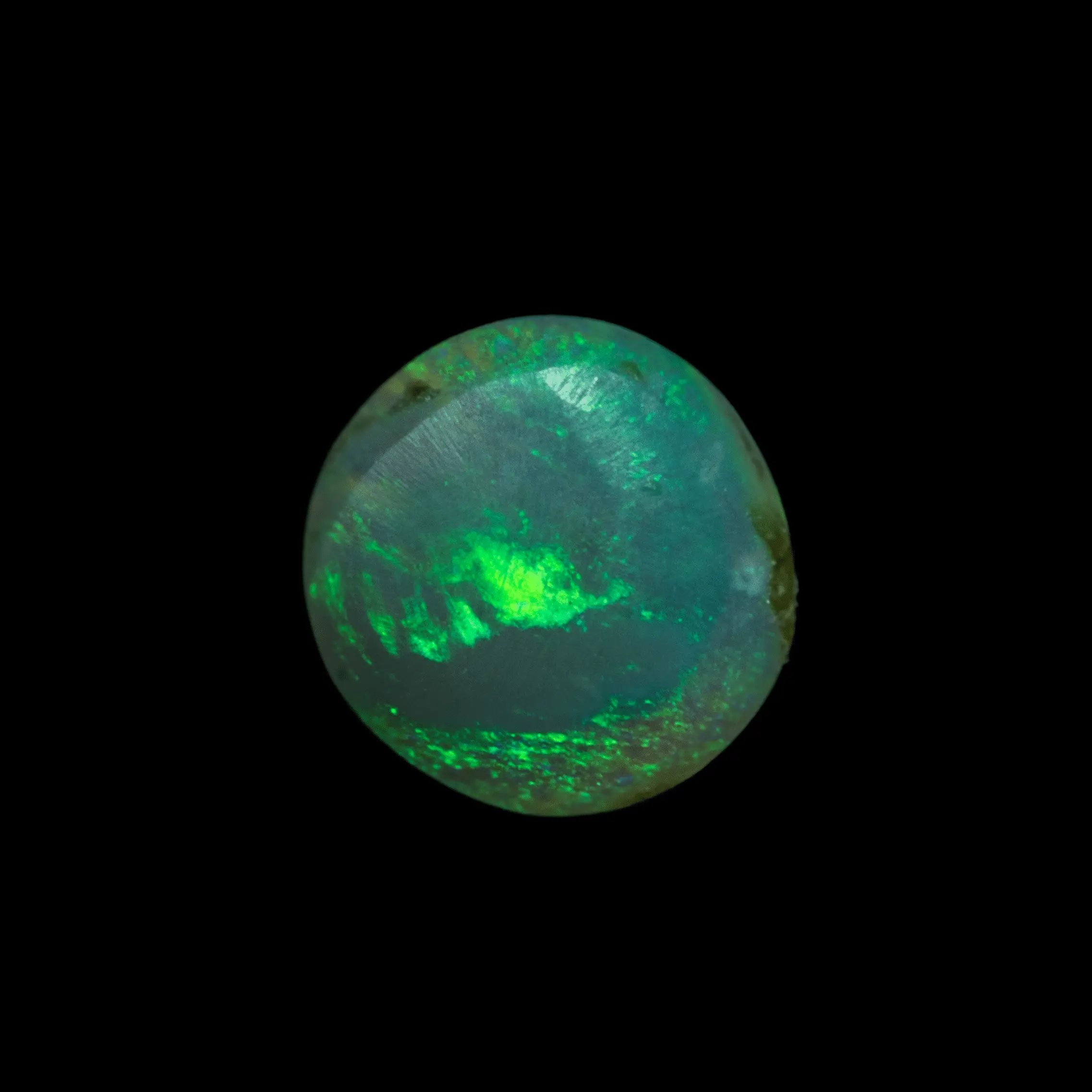 Demi-sphère de cristal clair à brillance verte (0,5 ct) – Image 4