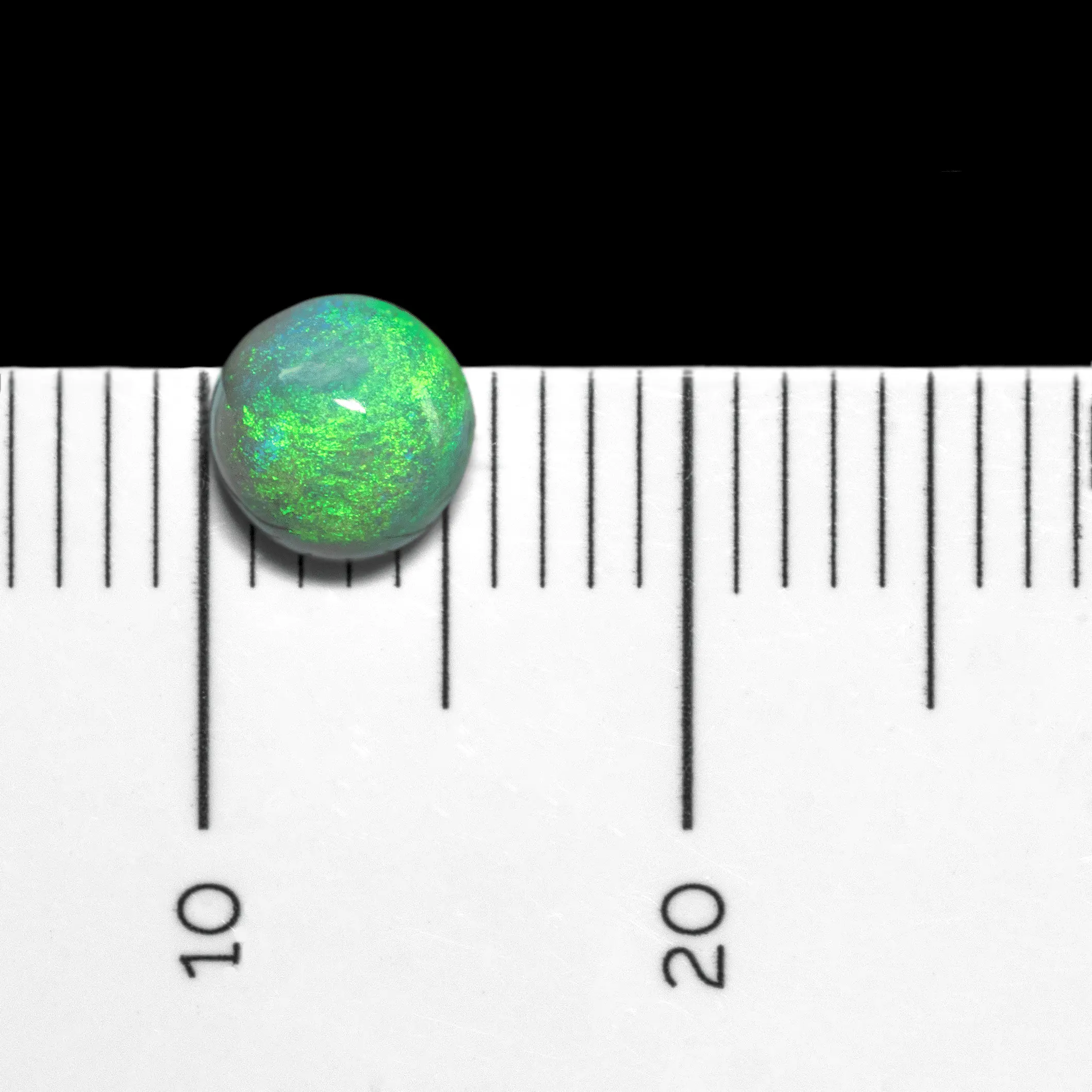 Demi-sphère de cristal clair à brillance verte (0,5 ct) – Image 5