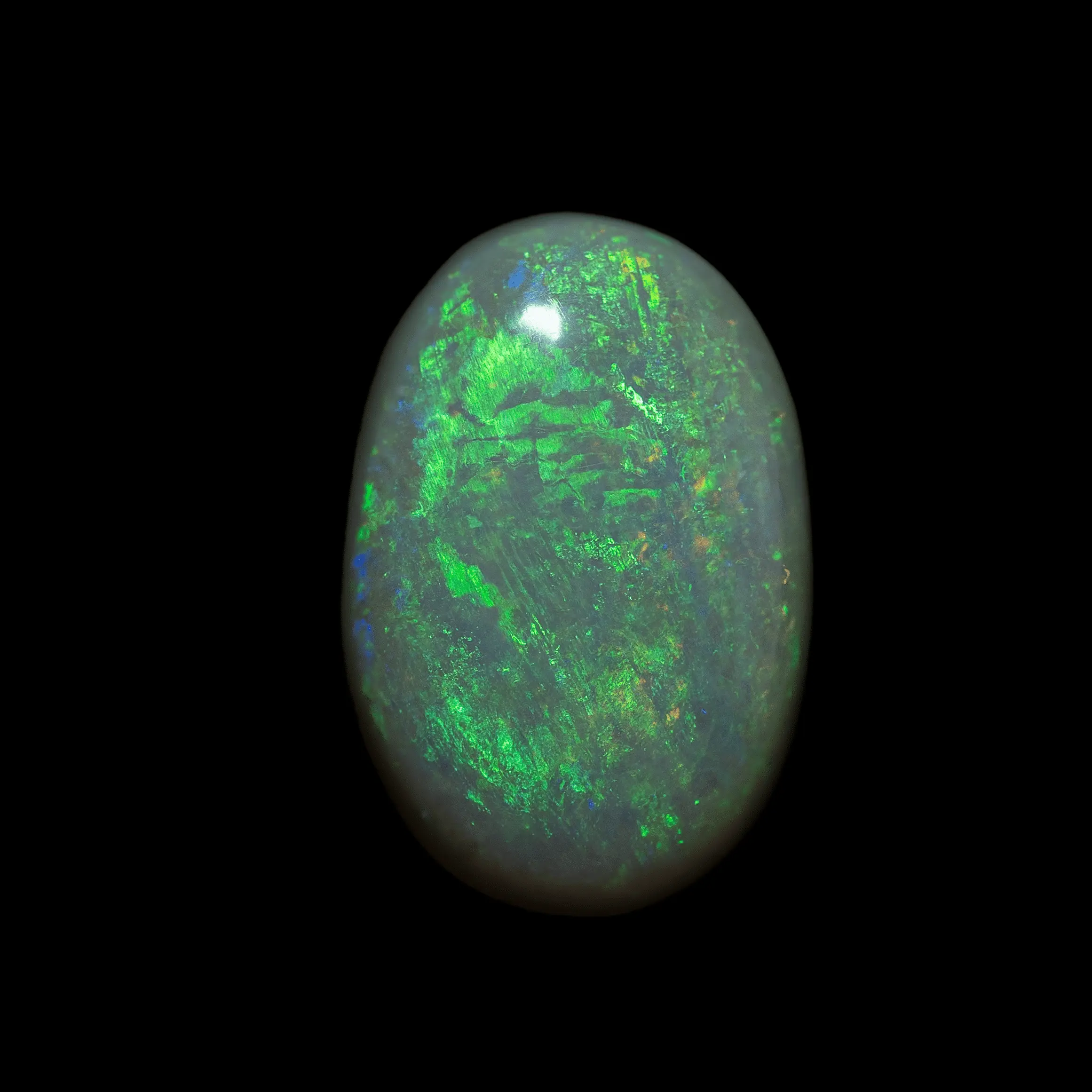Opale naturelle australienne des mines de Lightning Ridge, cabochon d'opale cristal clair de 2,5 carats à brillance majoritairement verte nuancée de violet et bleu