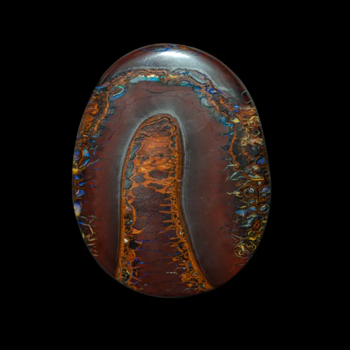 Natural Australian opal from the Koroit mines, large oval of 85.8 carats, with a reddish-brown body and decorated with interlacing orange, yellow, blue and violet glints.