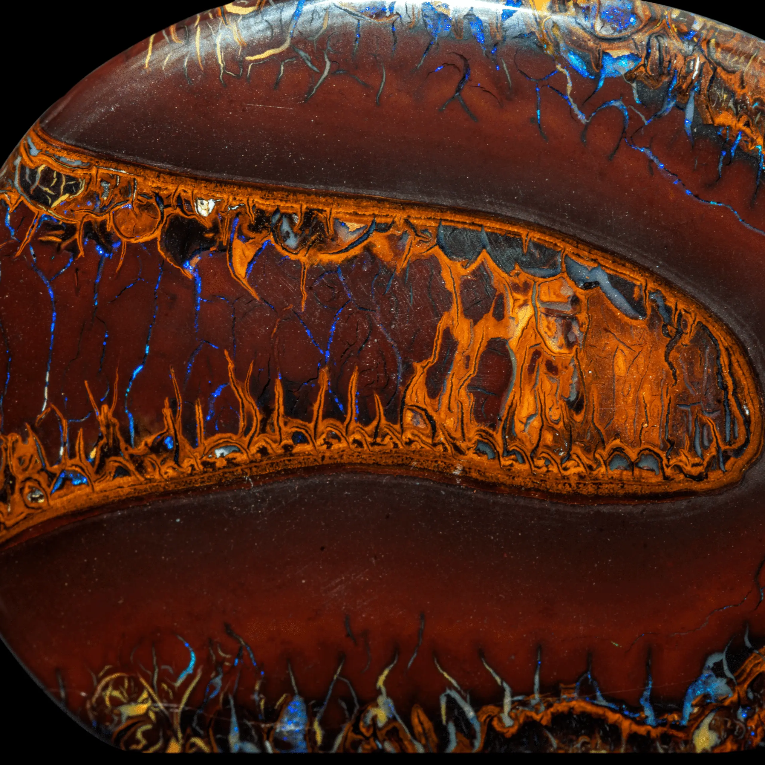 Grand médaillon d'opale Koroit à entrelacs colorés, brillants et contrastés (85,8 cts) – Image 3