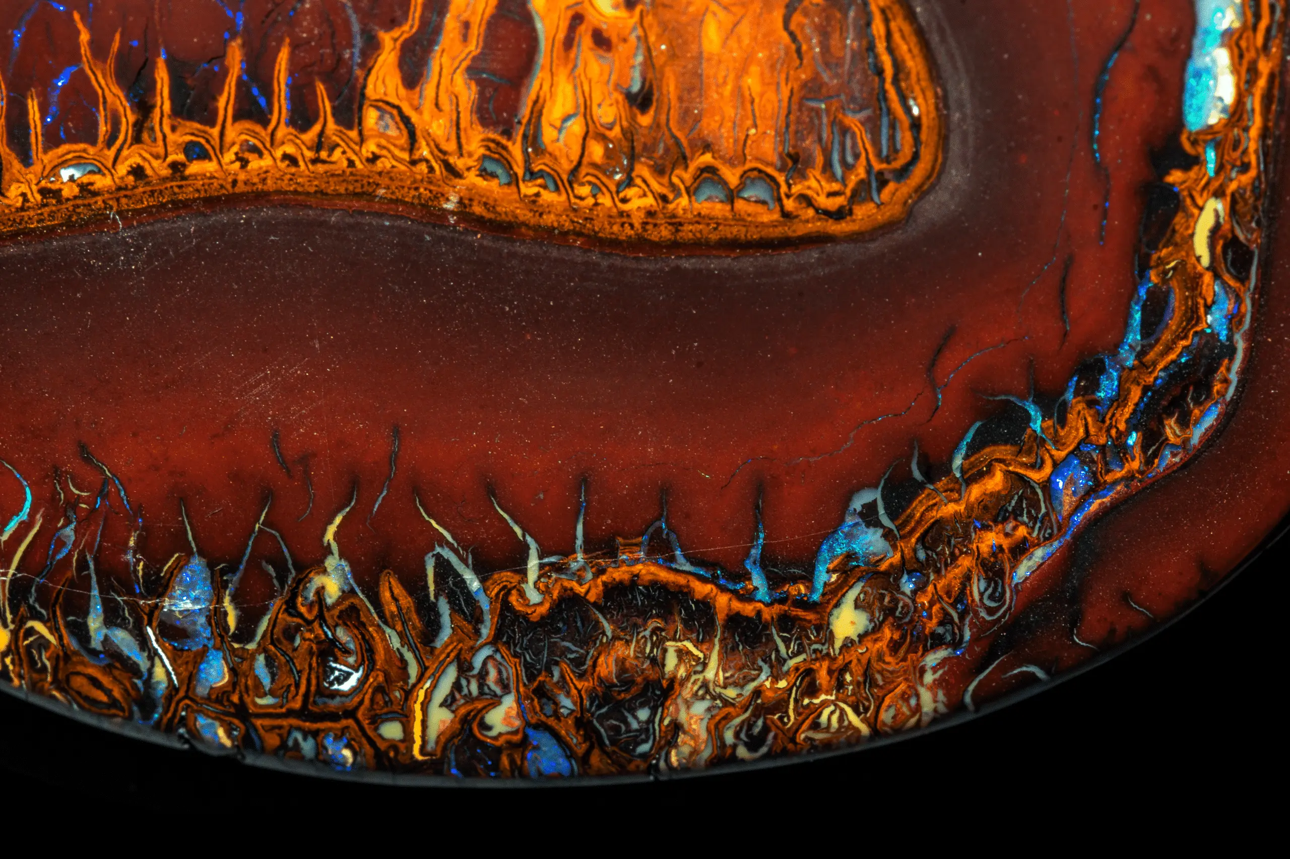 Grand médaillon d'opale Koroit à entrelacs colorés, brillants et contrastés (85,8 cts) – Image 4