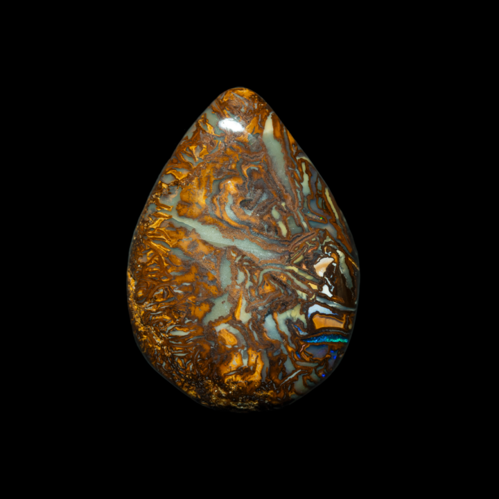Opale naturelle australienne des mines Koroit, larme de 23,3 carats polie sur les deux faces à motifs géométriques fins et dorés, agrémenté d'un œilleton de brillance bleue sur une face et verte sur la seconde