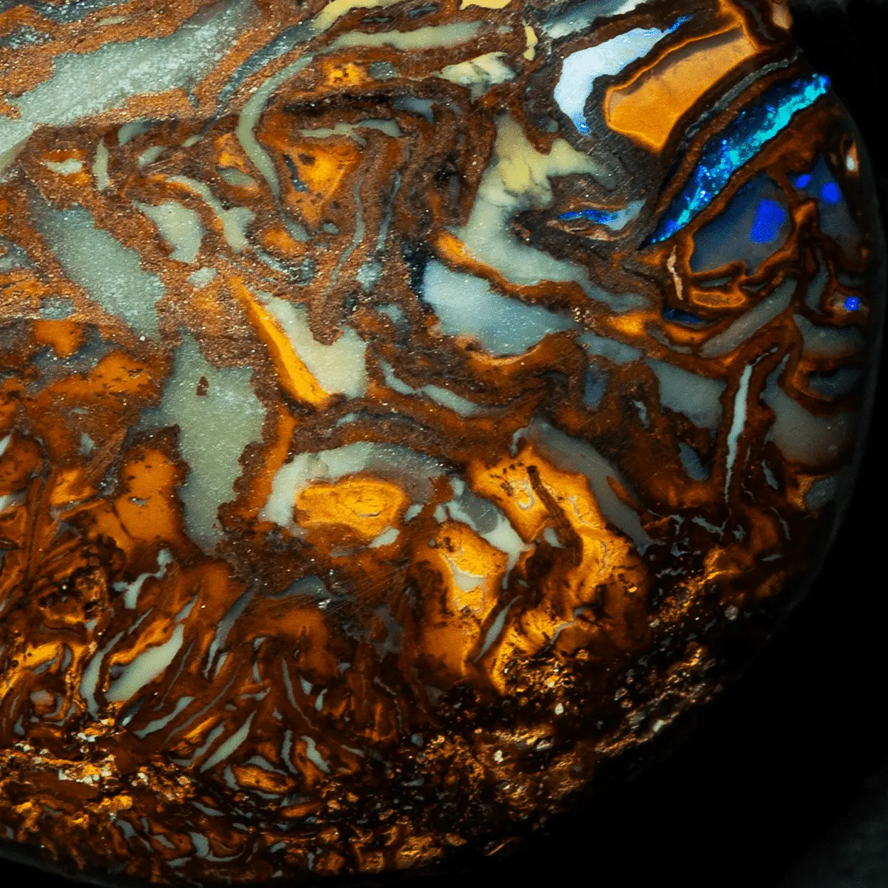 Double-sided Koroit opal with fine geometric motifs and brilliant blue eyecup (23.3 cts) - Image 3