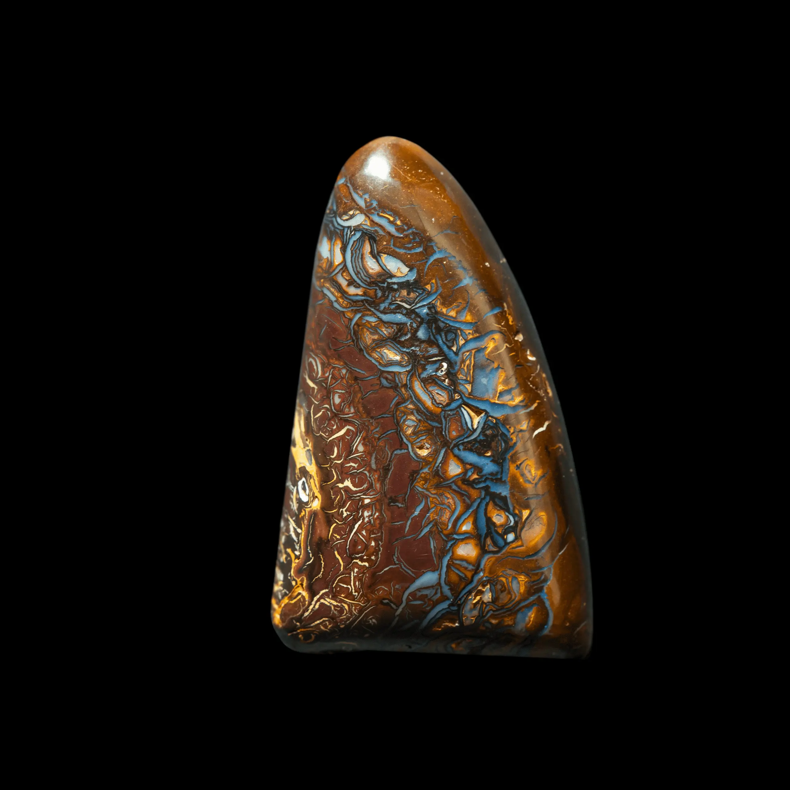 Opale naturelle australienne des mines de Koroit, forme triangulaire de 22,9 carats rappelant une dent finement ornementée d'entrelacs bleus et jaunes