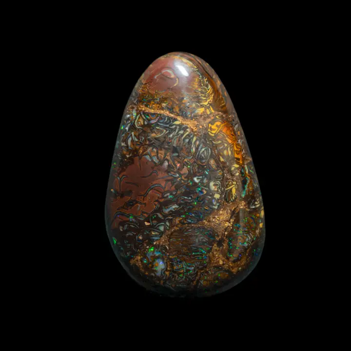 Opale naturelle australienne des mines de Koroit, forme libre très proche de la goutte à dessins géométriques sombres en contraste avec une myriade de petits points de brillances vertes et bleues