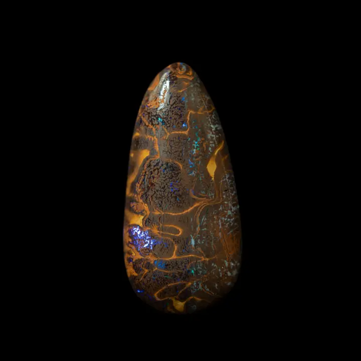 Opale naturelle australienne Boulder de type Matricielle, grande larme de 48,0 carats à dessins filigranés d'or et constellée de brillances colorées violettes et bleues