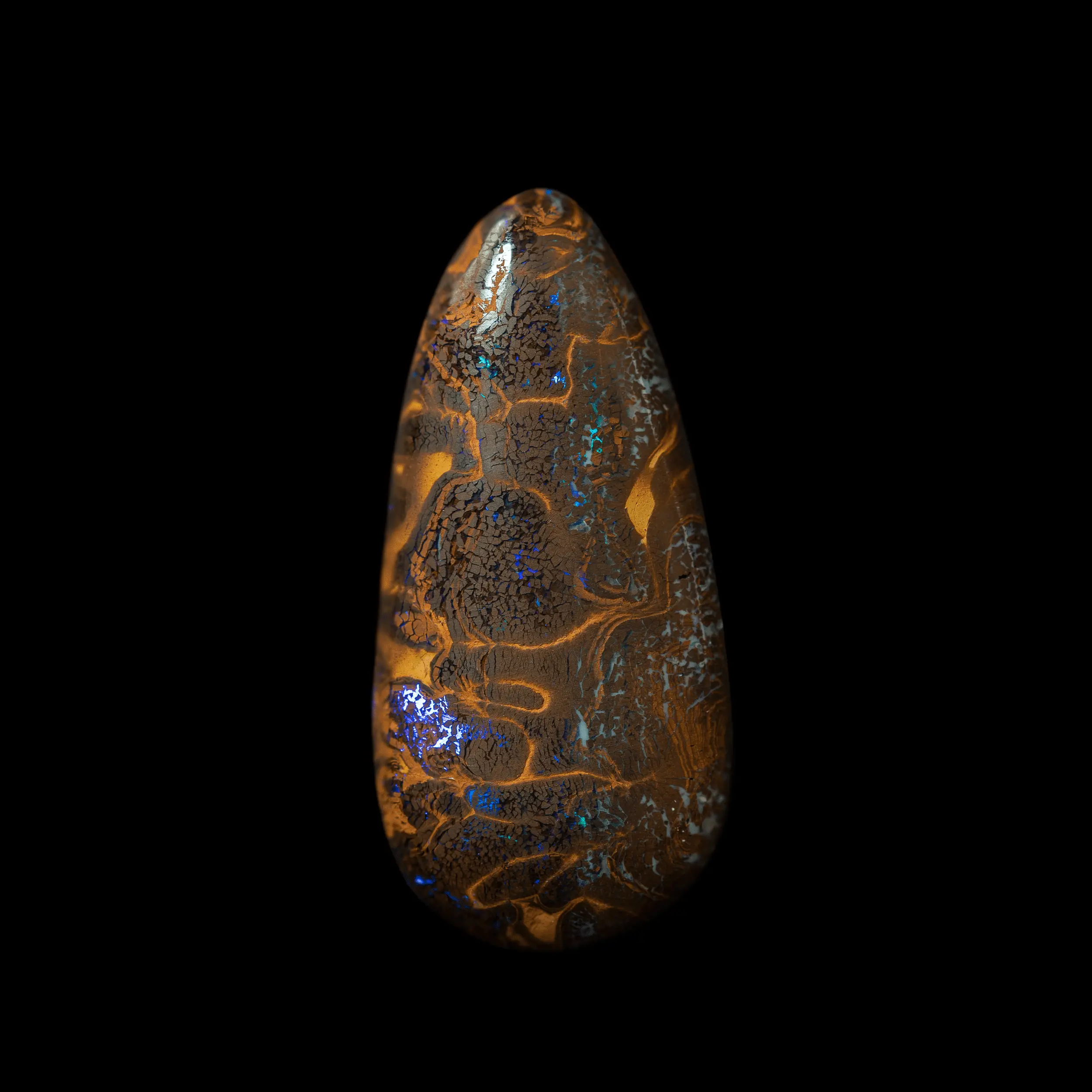 Opale naturelle australienne Boulder de type Matricielle, grande larme de 48,0 carats à dessins filigranés d'or et constellée de brillances colorées violettes et bleues