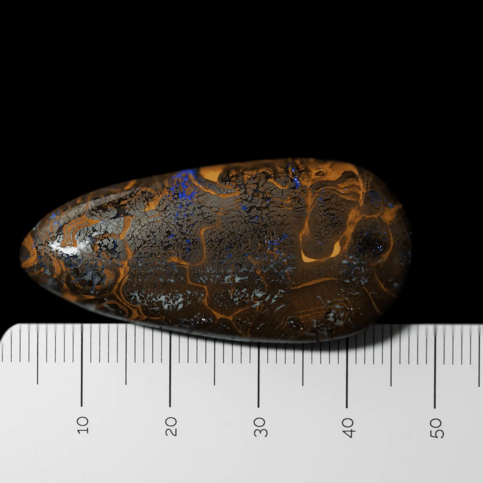 Larme d'opale Matrix a filigranes dorés et brillances violettes (48,0 cts) – Image 6