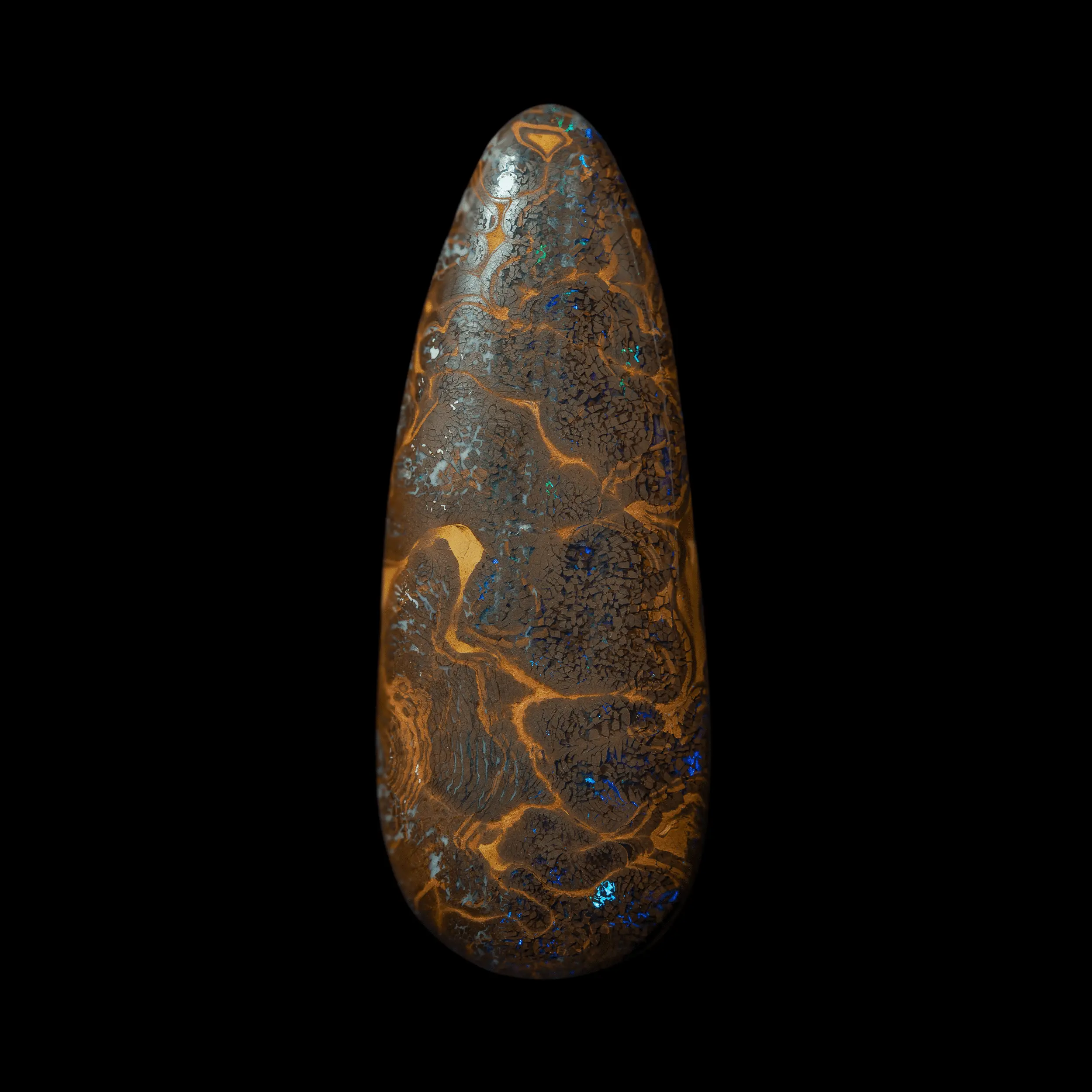 Opale naturelle australienne Boulder de type Boulder polie sur ces deux faces et taillée en larme de 47 carats, filigranes dorés, brillances vertes et violettes et écailles de matrice brune
