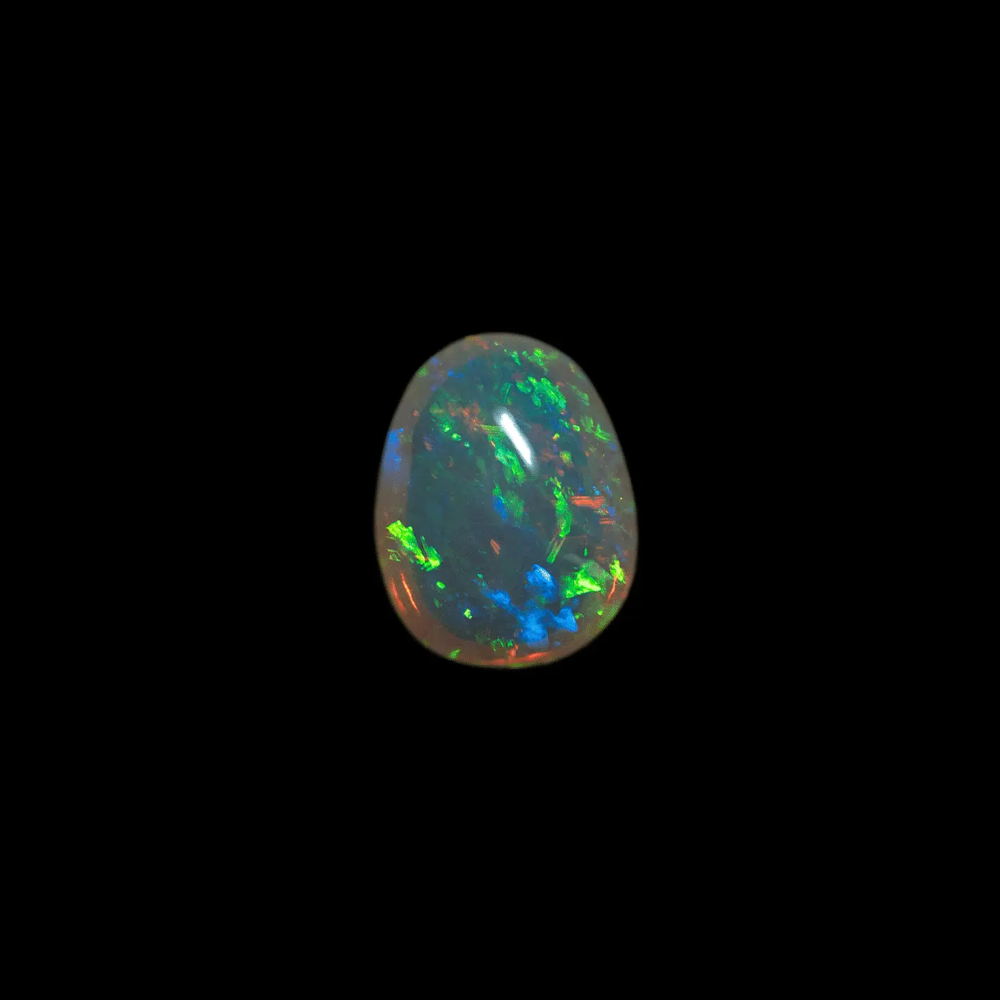 Opale naturelle brésilienne des mines d'Horca, cabochon clair très brillant de 1,8 carat poli sur ces deux faces et à dominante bleue et verte