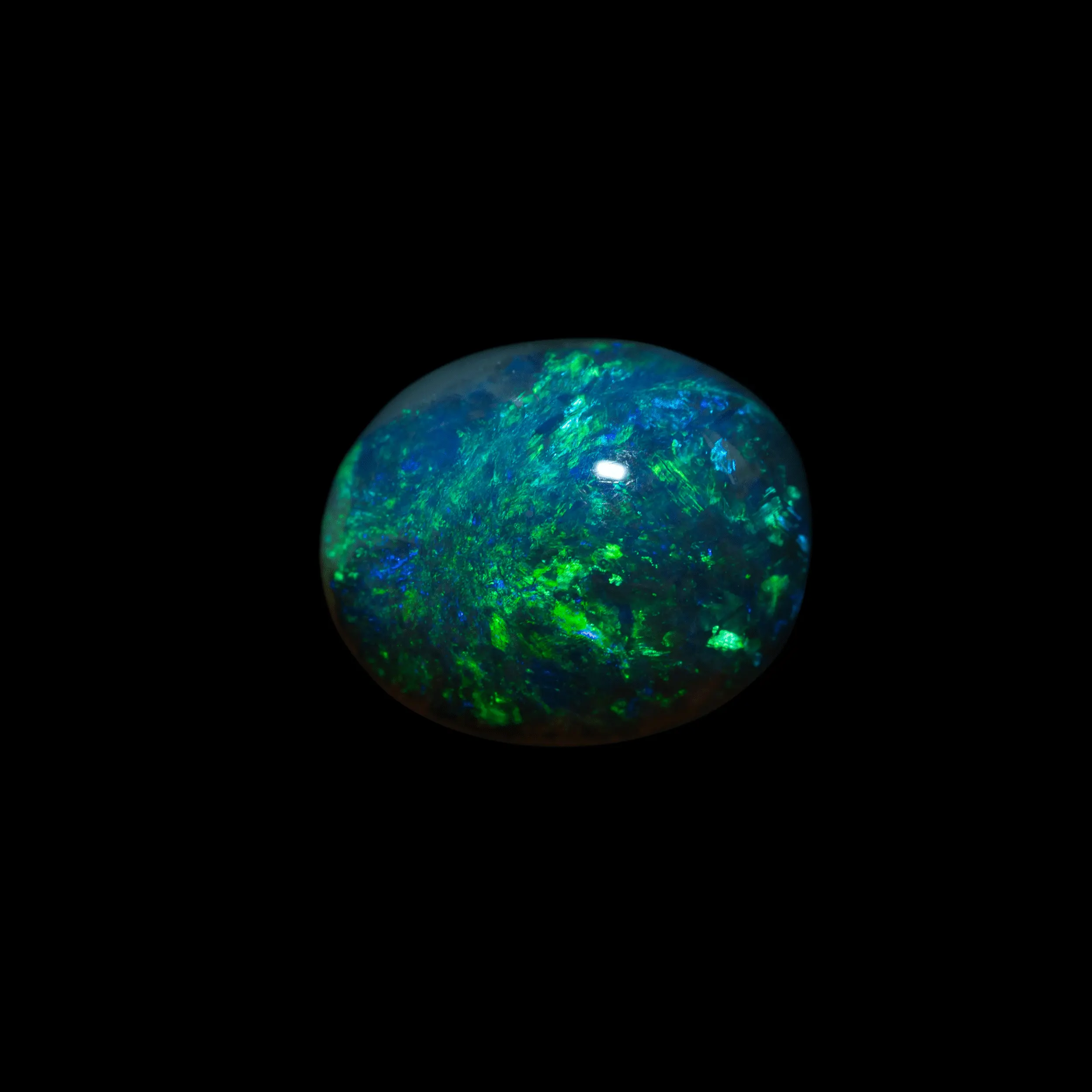 Rare opale noire australienne à riches brillances multi bleus et verts (2,2 cts) – Image 3