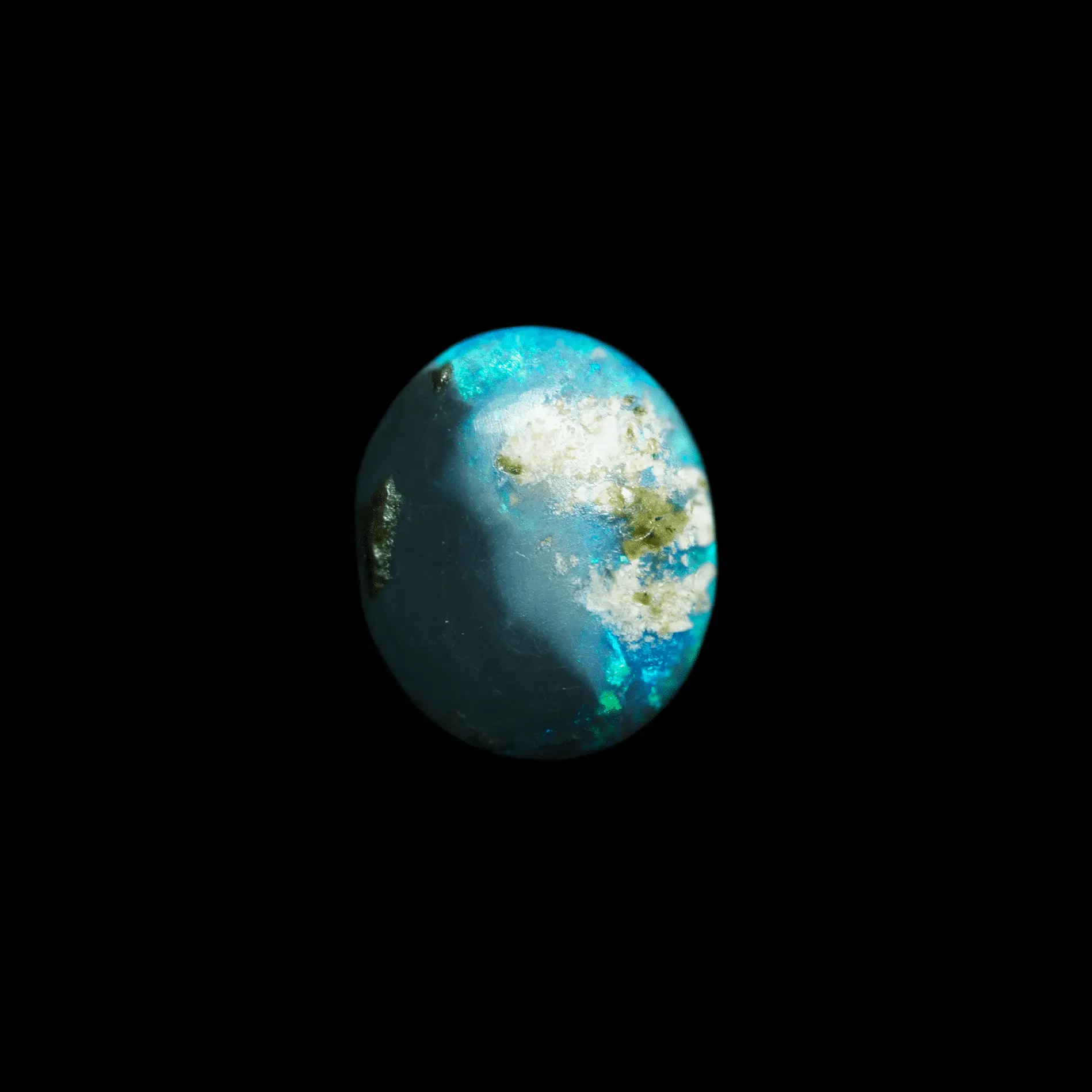 Rare opale noire australienne à riches brillances multi bleus et verts (2,2 cts) – Image 5
