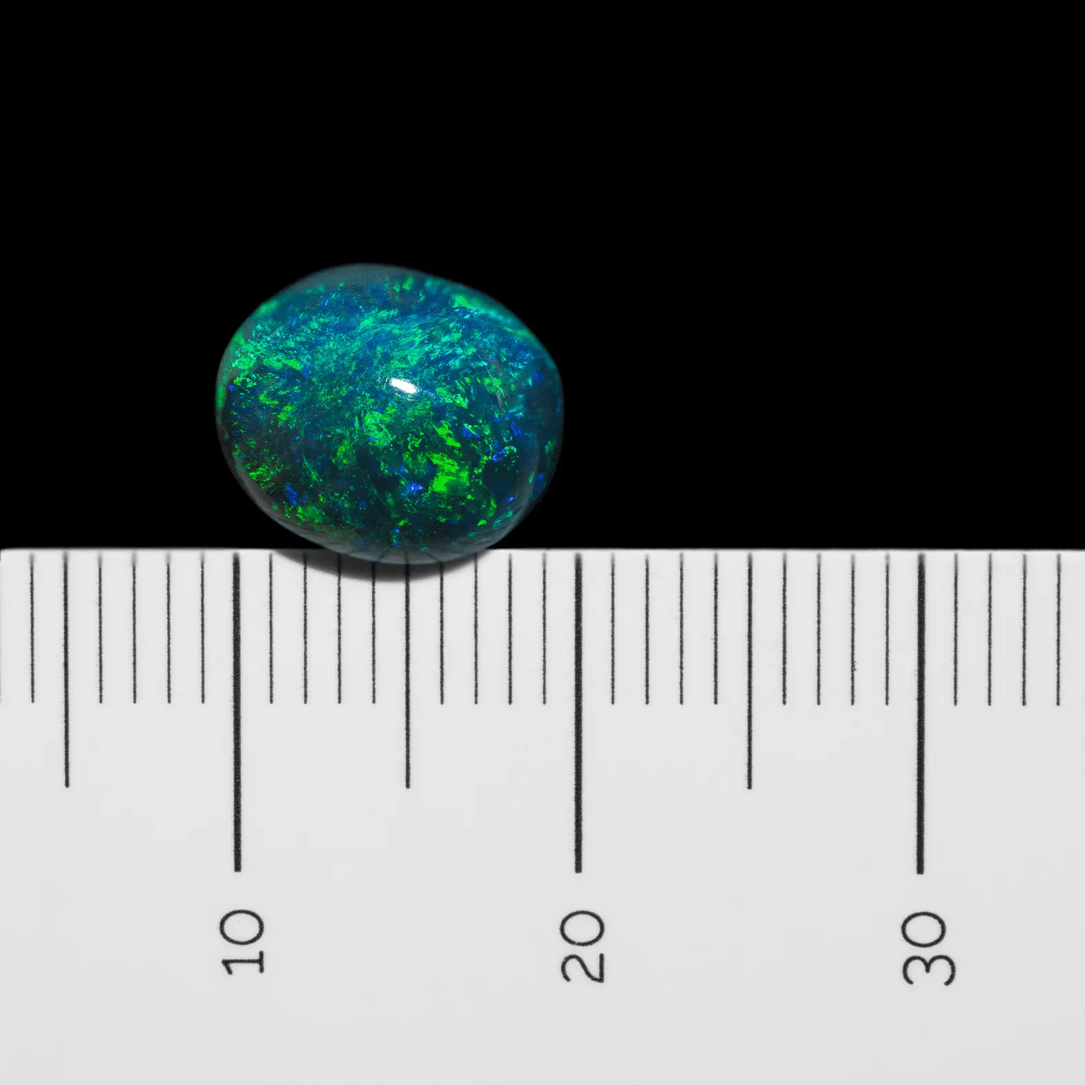 Rare opale noire australienne à riches brillances multi bleus et verts (2,2 cts) – Image 6