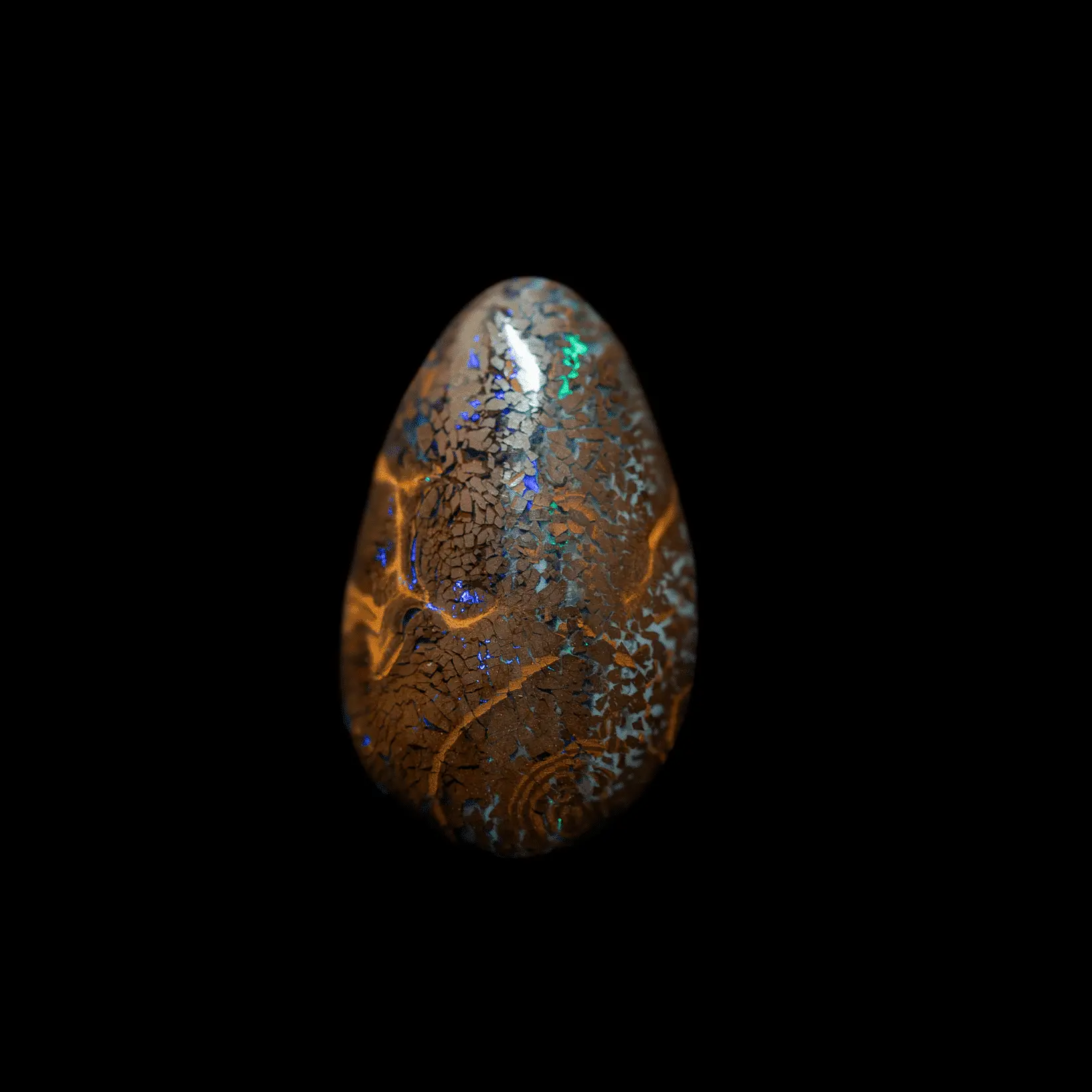 Opale naturelle australienne Boulder de type Matrix, larme de 11,7 carats à écailles ocres, filigranes dorés et brillances vertes et bleues