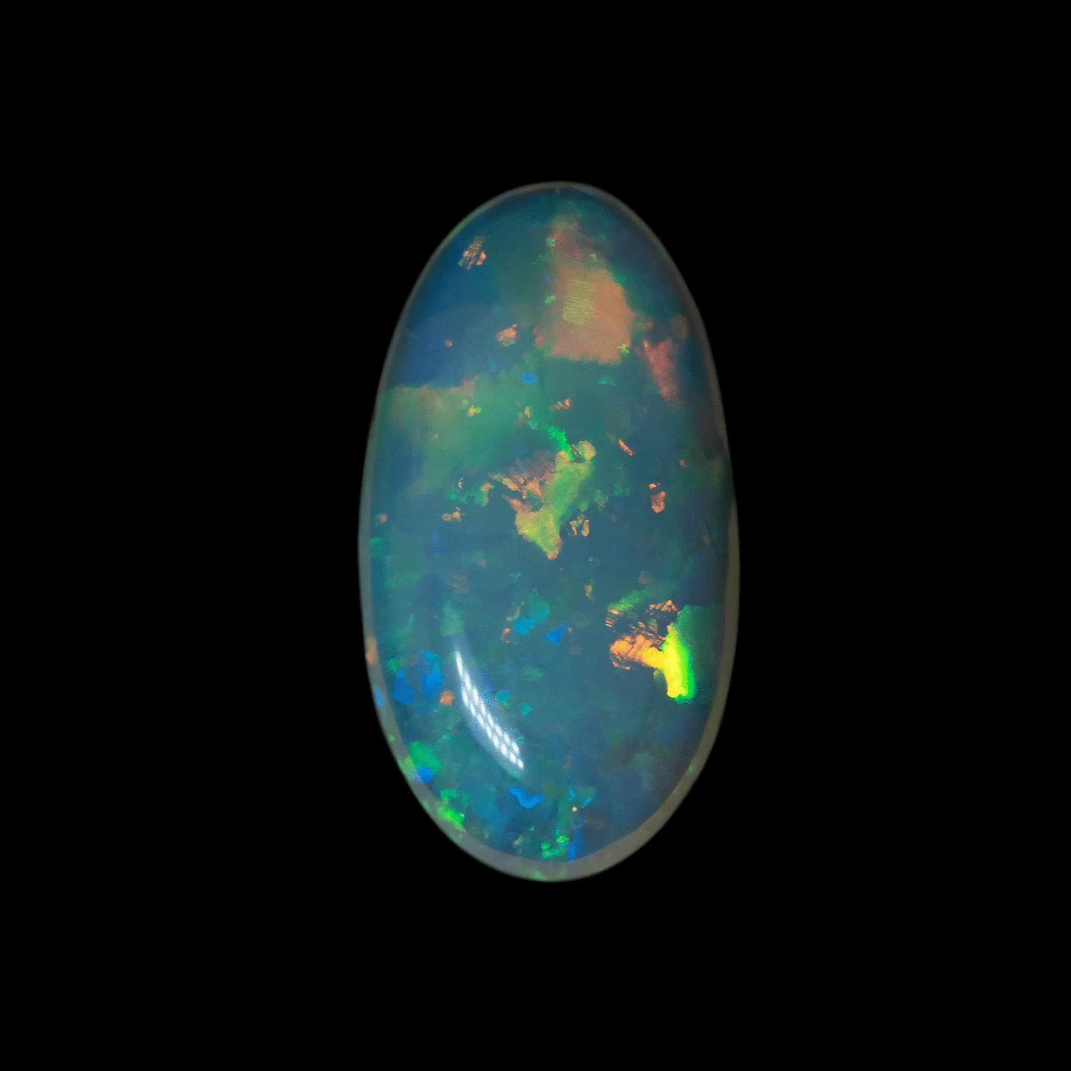 Opale naturelle Brésilienne des mines d'Horca, ovale cristal très clair à brillance multicolore de 1,5 carat, ses feux colorés sont bien répartis sur l'ensemble de ces deux faces polies ; une zone en écharpe très colorées et brillante coiffe la pierre