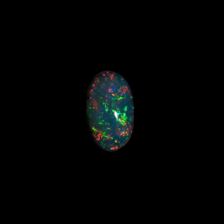 Opale naturelle Brésilienne des mines d'Horca, factueux cabochon ovale de 1,4 carat poli sur ces deux faces; cristal clair à brillance multicolore et éclatante
