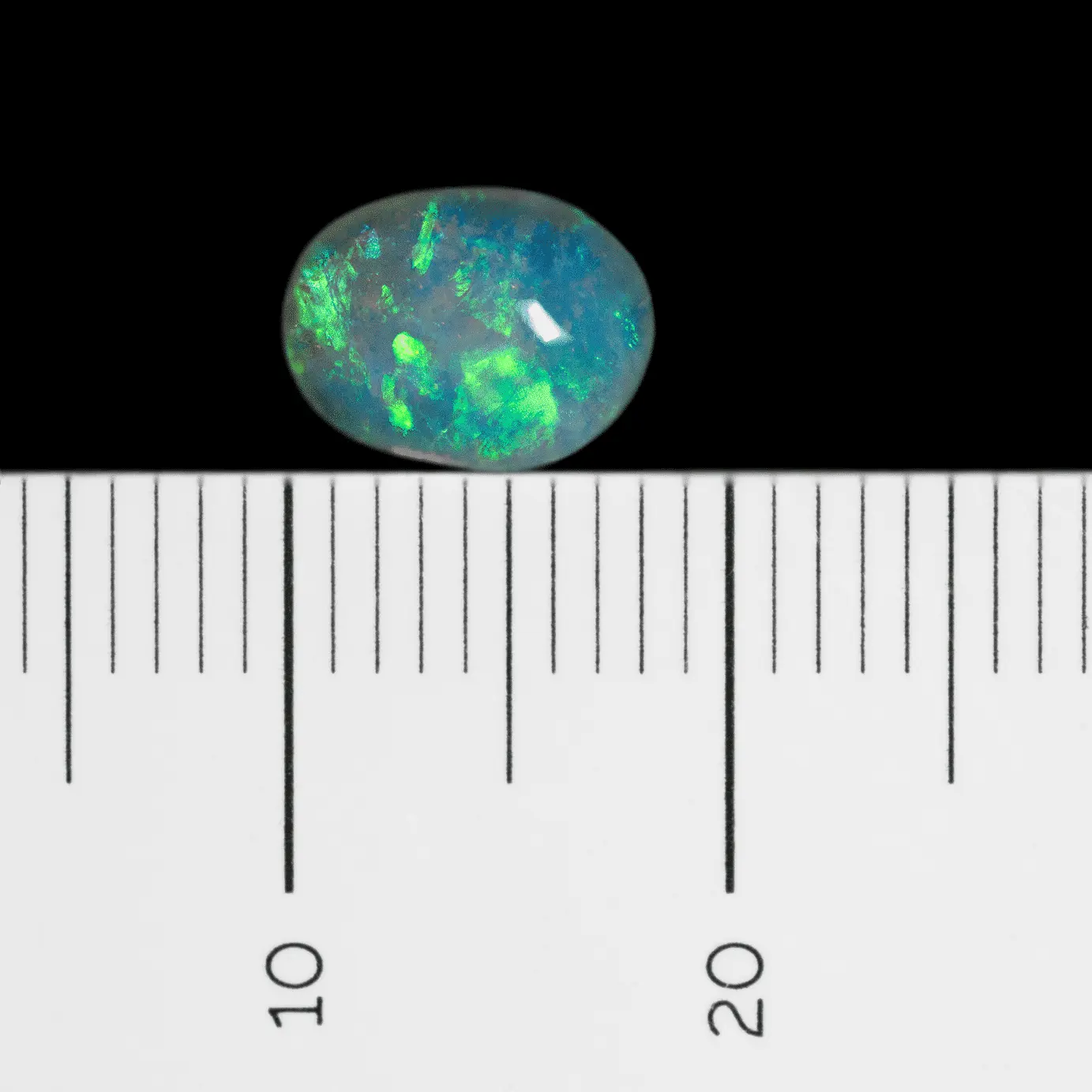 Soft green clear crystal cabochon (0.9 ct) - Image 9