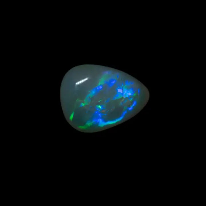 Opale naturelle australienne blanche des mines de Coober Pedy, forme libre triangulaire d'opale blanche de 1,8 carat s'éclairant de grandes zones rouges, vertes, bleues et violettes