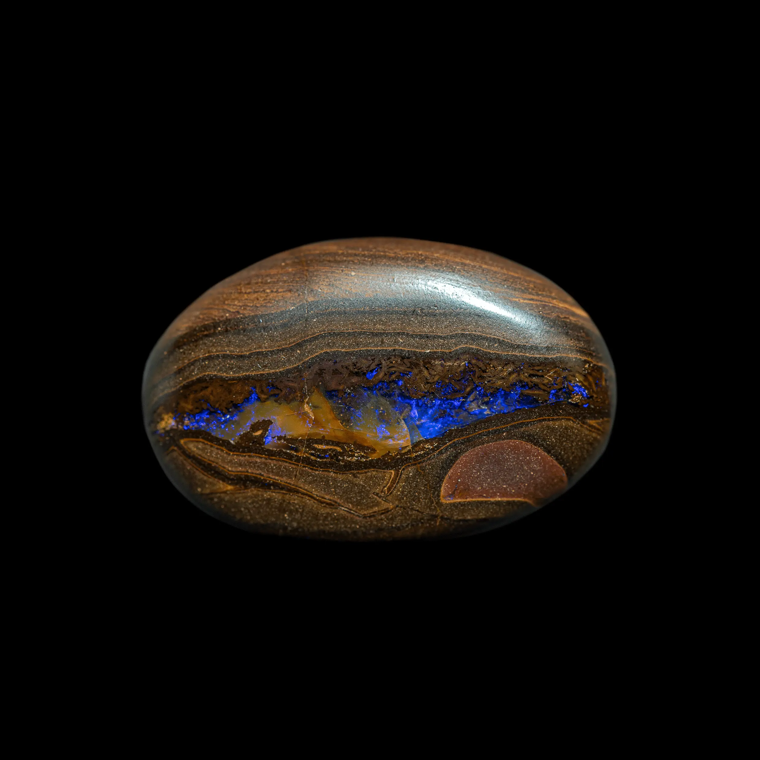 Opale naturelle Australienne des mines Koroit, cabochon ovale de 36,2 carats brun jaune fendu en son centre par une ligne opalisée bleue violette intense