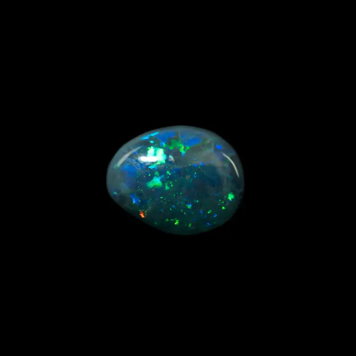 Natural Australian opal from the Lightning Ridge mines, cabochon of 5.3 carats with beautiful blue and green brilliance and anthracite matrix.
