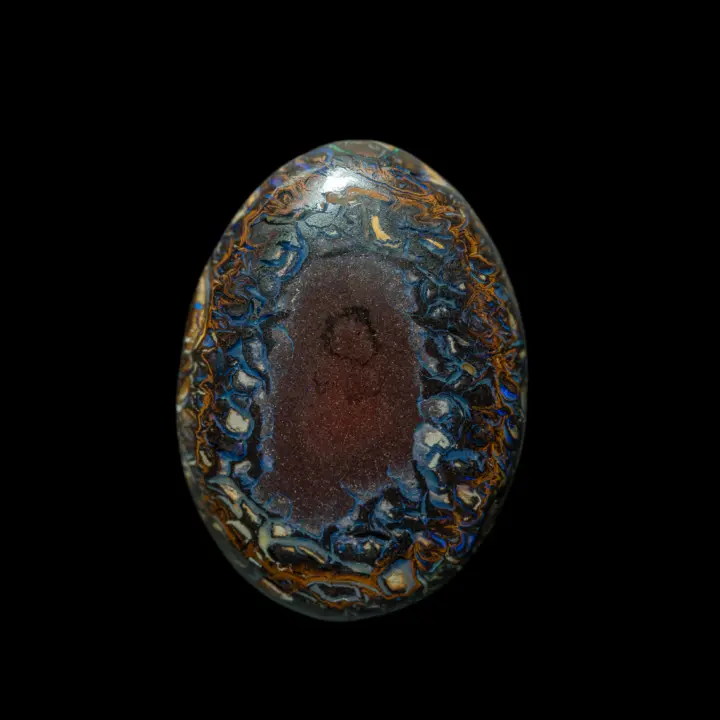 Natural Australian opal from the Koroit mines, oval of 26.5 carats evoking a very elegant vintage frame edged with bluish festoons.