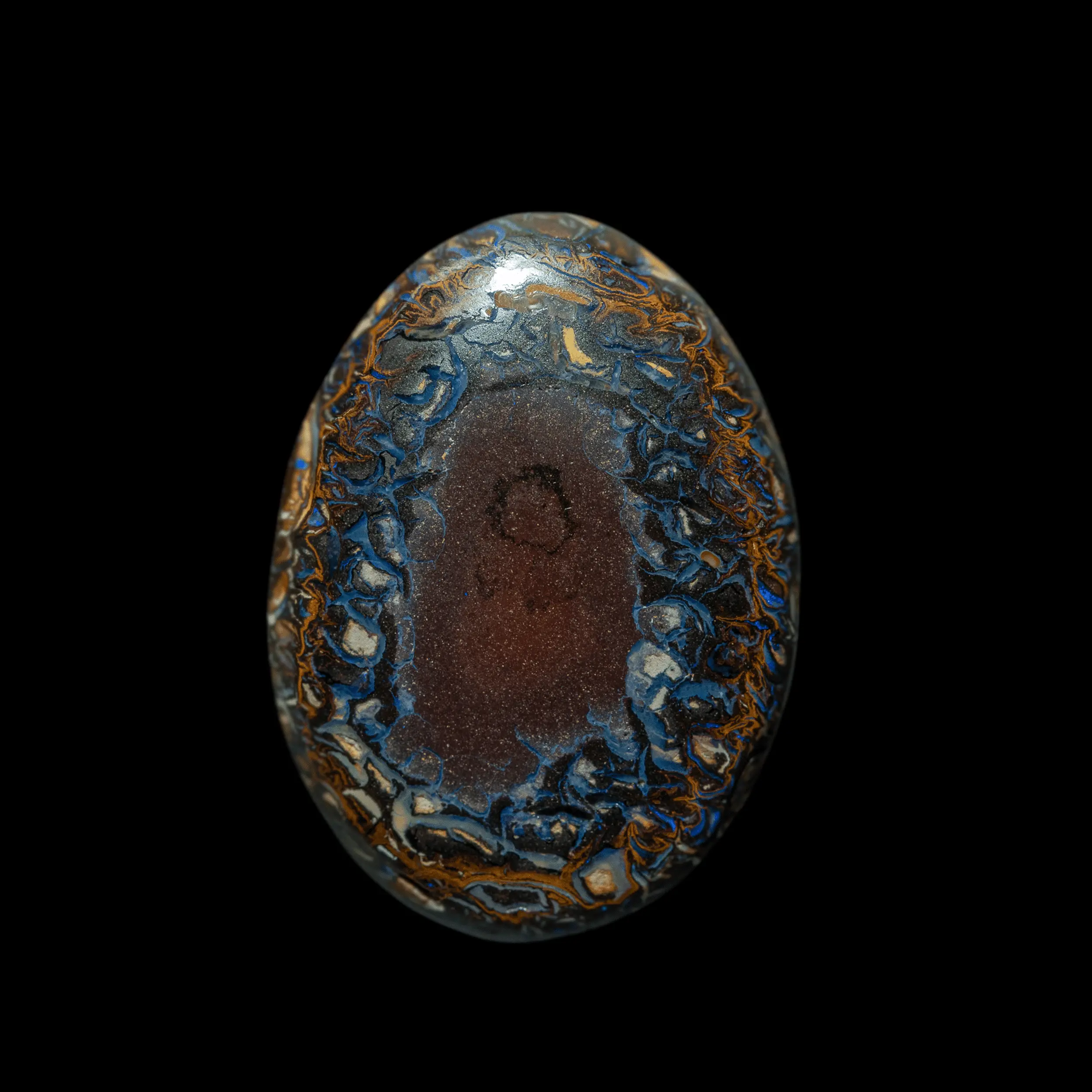 Natural Australian opal from the Koroit mines, oval of 26.5 carats evoking a very elegant vintage frame edged with bluish festoons.