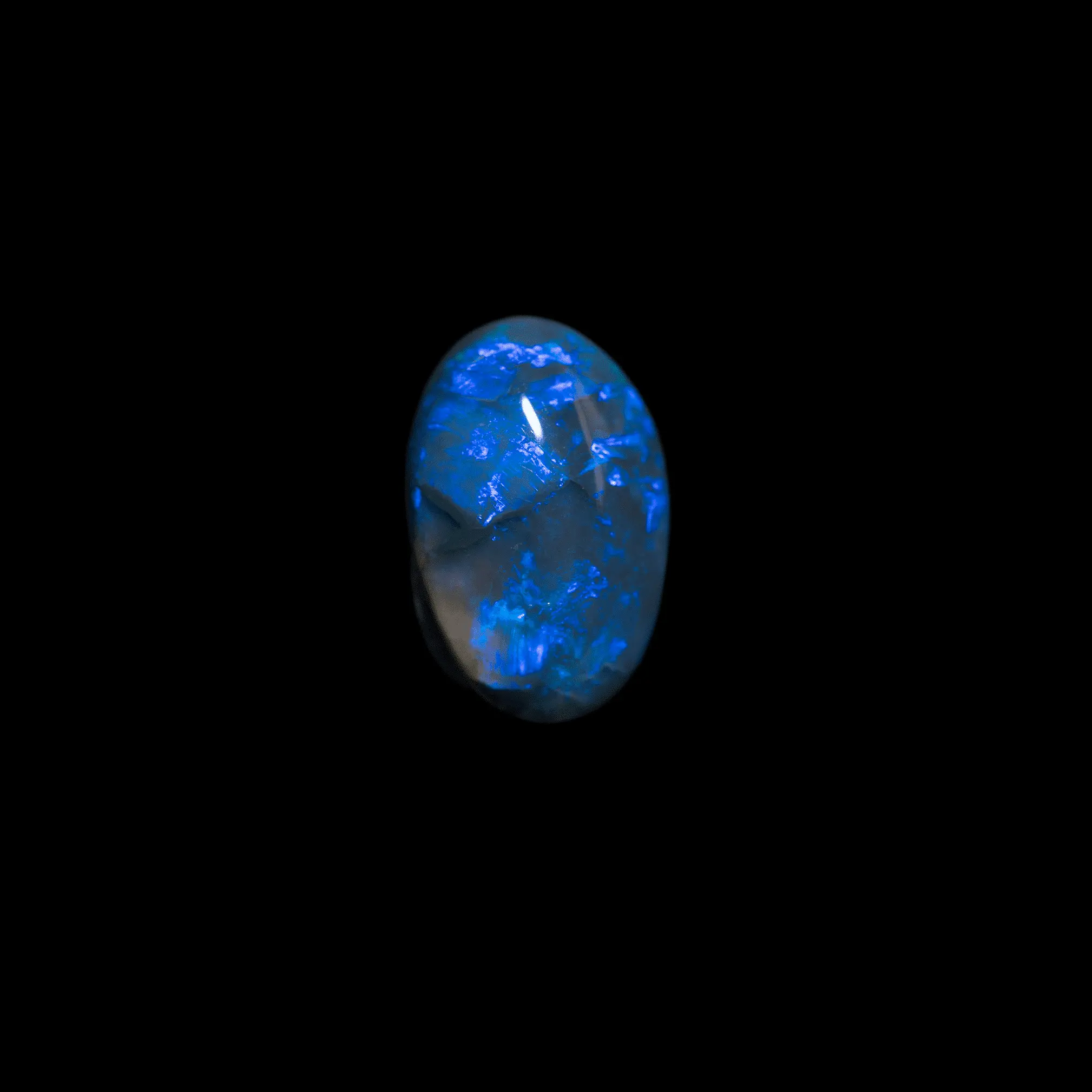 Cabochon bleu profond de cristal sombre (2,1 cts) – Image 3
