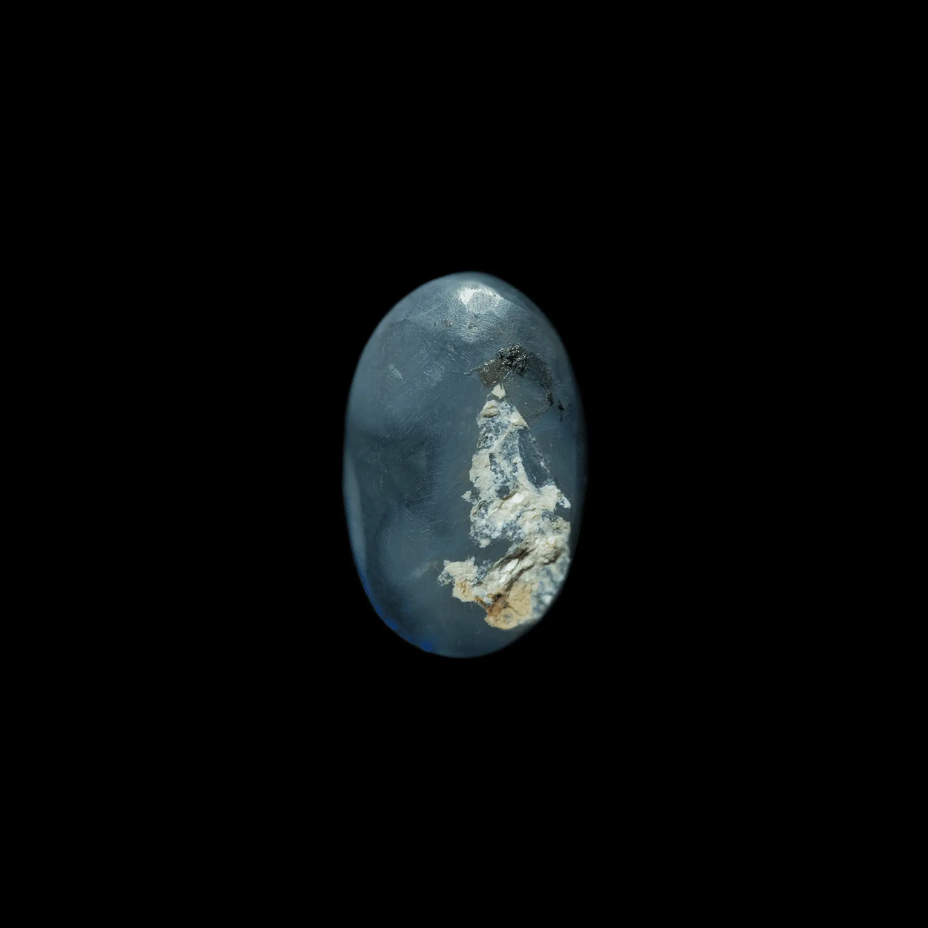Cabochon bleu profond de cristal sombre (2,1 cts) – Image 5
