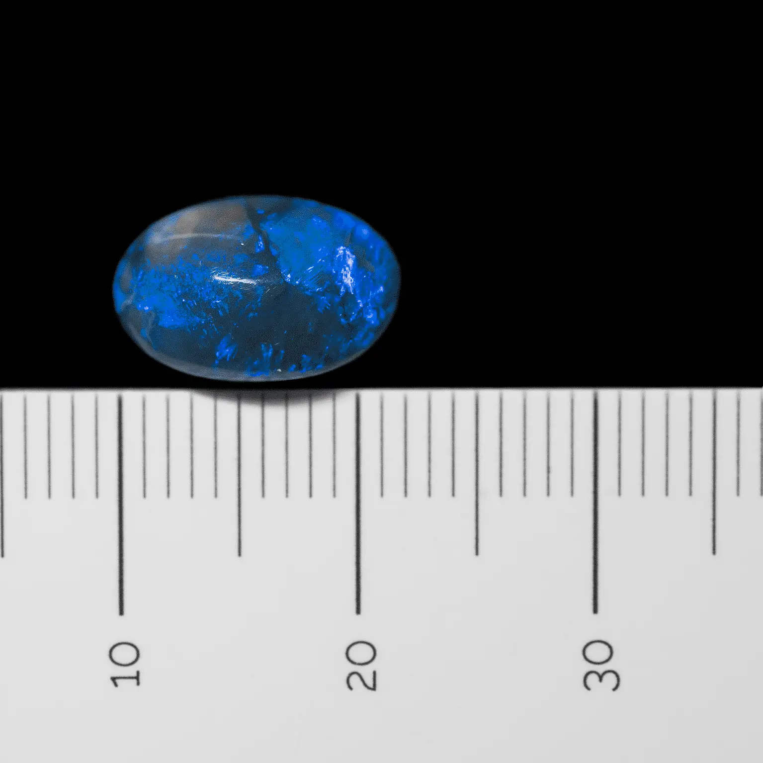 Cabochon bleu profond de cristal sombre (2,1 cts) – Image 6