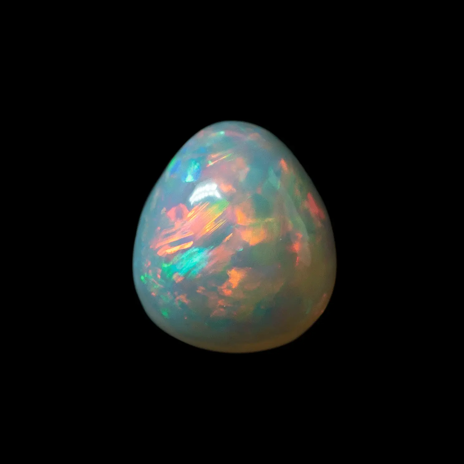Opale naturelle du Brésil des mines d'Horca, forme libre en poire de 0,40 carat dont les brillances colorées rouges et oranges paraissent organisées en coups de pinceaux