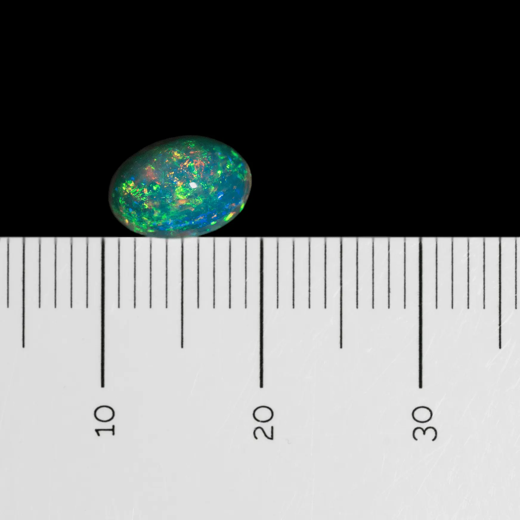 Crystal opal cabochon with green and blue highlights (1.3 ct) - Image 7